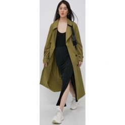 Only trencz damski kolor zielony przejściowy dwurzędowy. Zielone płaszcze ONLY, l, bez wzorów, z materiału, klasyczne, bez kaptura. Za 319.99 zł.