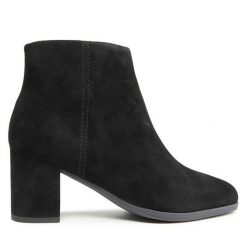 Botki Clarks. Czarne botki Clarks, bez wzorów, bez obcasa, na słupku, bez zapięcia. Za 299.99 zł.