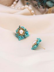 Pierres de Jade Pozłacane kolczyki-wkrętki z perłami i turkusami rozmiar: onesize. Białe kolczyki Pierres de Jade, z perłą, pozłacane. Za 39.99 zł.