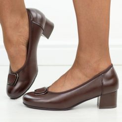 Czekoladowe skórzane czółenka damskie Cambell 19413. Brązowe czółenka Cambell, na jesień, bez wzorów, ze skóry, eleganckie, z okrągłym noskiem, bez obcasa, na obcasie, bez zapięcia. Za 219.00 zł.