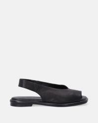 CZARNE SANDAŁY NA PŁASKIEJ PODESZWIE 9844 700 BLACK. Czarne sandały Venezia, bez wzorów, ze skóry, bez obcasa, na płaskiej podeszwie, bez zapięcia. Za 299.00 zł.