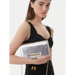 Torebka LOVE MOSCHINO. Szare kopertówki Love Moschino, bez wzorów, wizytowe, bez dodatków. Za 609.99 zł.