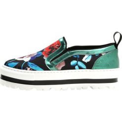 MSGM Półbuty wsuwane green/black. Niebieskie trampki marki comma casual identity, z materiału, casualowe. W wyprzedaży za 991.20 zł.