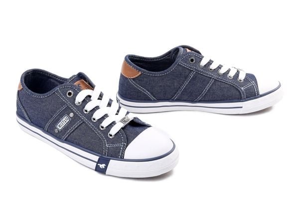 Mustang 26M0043004 navy, trampki damskie. Niebieskie trampki Mustang, bez wzorów, bez zapięcia. Za 249.90 zł.