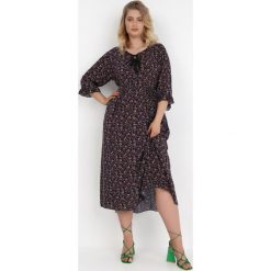 Granatowa Sukienka Typhine. Niebieskie sukienki Born2be, xl, bez wzorów, klasyczne, bez kołnierzyka, bez ramiączek, midi, rozkloszowane. W wyprzedaży za 97.99 zł.