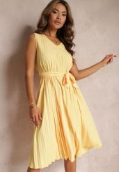 Żółta Sukienka Midi z Plisowanej Tkaniny z Materiałowym Paskiem Eudoxia. Żółte sukienki Renee, na komunię, m, bez wzorów, z materiału, eleganckie, bez kołnierzyka, bez ramiączek, midi, rozkloszowane. W wyprzedaży za 63.99 zł.