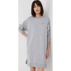 Lacoste sukienka kolor szary mini prosta. Szare sukienki Lacoste, na co dzień, z aplikacjami, bez kołnierzyka, bez ramiączek, mini, proste. W wyprzedaży za 519.99 zł.