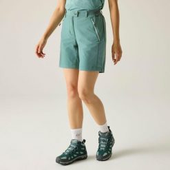 Damskie spodenki górskie II. Zielone szorty Regatta, bez wzorów, z elastanu, sportowe. W wyprzedaży za 229.99 zł.