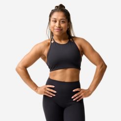 Stanik sportowy. Czarne biustonosze sportowe Decathlon, bez wzorów, z elastanu, na jogę i pilates. Za 89.99 zł.