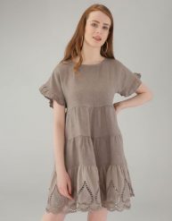 Lniana sukienka z przeszyciami. Sukienki Unisono, s, z aplikacjami, z materiału, bez kołnierzyka, bez ramiączek, mini, rozkloszowane. Za 199.00 zł.