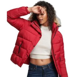 Damska krótka kurtka z kapturem Superdry. Czerwone kurtki Superdry, xs, bez wzorów, z nylonu, klasyczne, z kapturem. Za 552.95 zł.