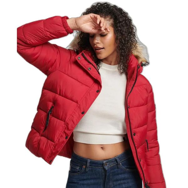 Damska krótka kurtka z kapturem Superdry. Czerwone kurtki Superdry, xs, bez wzorów, z nylonu, klasyczne, z kapturem. Za 552.95 zł.
