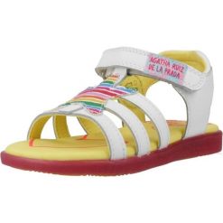 Sandały AGATHA RUIZ DE LA PRADA 242965A Biały. Białe sandały Agatha Ruiz de la Prada, bez wzorów, ze skóry, sportowe, bez obcasa, bez zapięcia. Za 167.99 zł.