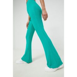Pieces spodnie damskie kolor zielony proste medium waist. Zielone spodnie materiałowe Pieces, bez wzorów, z materiału. W wyprzedaży za 71.99 zł.