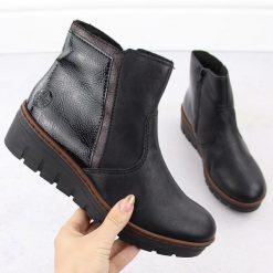 Botki damskie komfortowe lakierowane czarne Rieker X9150-00. Czarne botki Rieker, bez wzorów, z lakierowanej skóry, bez obcasa, bez zapięcia. Za 254.99 zł.
