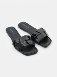 Klapki z ozdobnymi przeszyciami - czarny. Czarne klapki Sinsay, bez wzorów, bez obcasa, bez zapięcia. Za 39.99 zł.