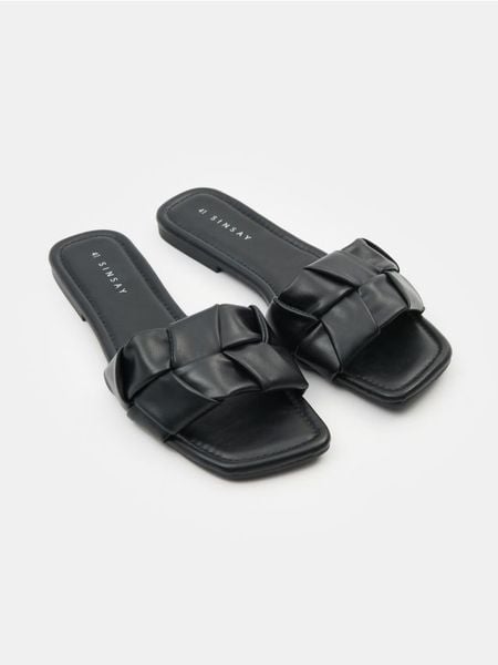 Klapki z ozdobnymi przeszyciami - czarny. Czarne klapki Sinsay, bez wzorów, bez obcasa, bez zapięcia. Za 39.99 zł.