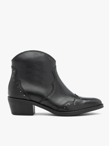 Czarne krótkie botki kowbojki z nitami. Czarne botki Brawo sp. z o.o., bez wzorów, ze skóry, rockowe, za kostkę, bez obcasa, bez zapięcia. Za 549.99 zł.