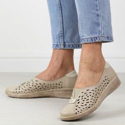 Beżowe skórzane ażurowe Polskie półbuty damskie Gregors 1035. Brązowe półbuty wsuwane GREGORS, na lato, w ażurowe wzory, ze skóry, klasyczne, z okrągłym noskiem, bez obcasa. Za 379.00 zł.