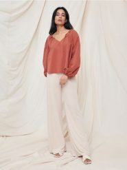 Bluzka z wiązaniem - brązowy. Brązowe bluzki Sinsay, l, bez wzorów, z bawełny, bez kołnierzyka, bez ramiączek. Za 49.99 zł.
