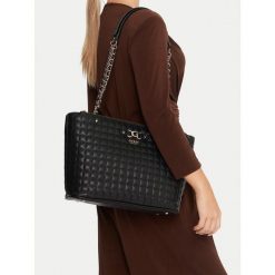 Torebka Guess. Czarne torebki klasyczne Guess, z aplikacjami, klasyczne, bez dodatków. Za 399.99 zł.