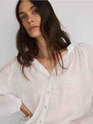 Koszula z bufiastym rękawem - złamana biel. Koszule Reserved, l, bez wzorów, z tkaniny, bez kołnierzyka, bez ramiączek. W wyprzedaży za 49.99 zł.