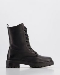 CZARNE BOTKI Z OZDOBĄ 1024-159 BLACK. Czarne botki Venezia, z aplikacjami, ze skóry, bez obcasa, bez zapięcia. Za 319.00 zł.