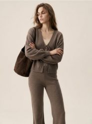 Sweter z ozdobnym wiązaniem - brązowy. Brązowe swetry Sinsay, l, bez wzorów, bez ramiączek. Za 49.99 zł.