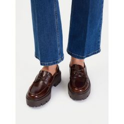 Półbuty DeeZee. Brązowe półbuty wsuwane DeeZee, bez wzorów, bez obcasa, na płaskiej podeszwie. Za 159.99 zł.