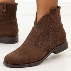 Czekoladowe zamszowe ażurowe botki damskie S.Barski 8151. Brązowe botki S.BARSKI, w ażurowe wzory, z jeansu, boho, z okrągłym noskiem, bez obcasa, na płaskiej podeszwie, bez zapięcia. Za 239.00 zł.