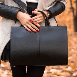 Skórzana damska aktówka DAN-A T19 czarna. Czarne aktówki DAN-A, bez wzorów, ze skóry. Za 399.99 zł.