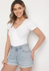 Biały Prążkowany T-shirt z Bawełny z Dekoltem w Serek Filunira. Białe t-shirty Born2be, l, bez wzorów, z bawełny, eleganckie, bez kołnierzyka, bez ramiączek. W wyprzedaży za 38.24 zł.