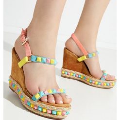 CHRISTIAN LOUBOUTIN - Sandały na koturnie Pyraclou. Brązowe sandały CHRISTIAN LOUBOUTIN, bez wzorów, bez obcasa, na koturnie, bez zapięcia. Za 2,929.00 zł.