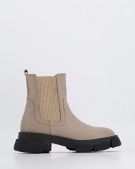 BEŻOWE BOTKI 10028 BEIGE. Brązowe botki Venezia, bez wzorów, ze skóry, bez obcasa, bez zapięcia. Za 199.00 zł.
