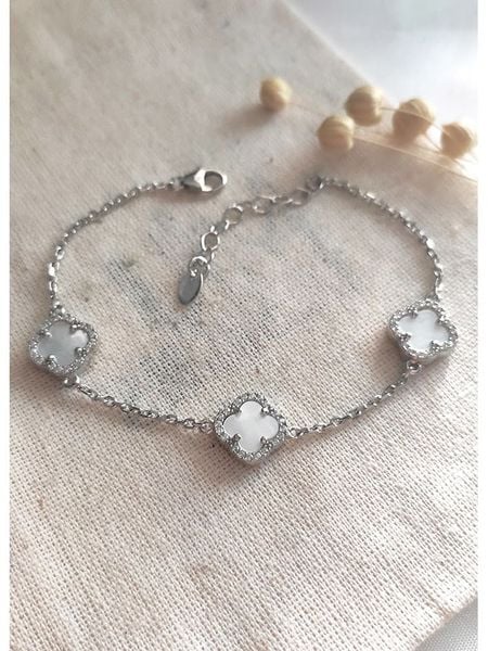 Miu Silver Srebrna bransoletka z masą perłową rozmiar: onesize. Białe bransoletki Miu Silver, z perłą, srebrne. Za 121.99 zł.