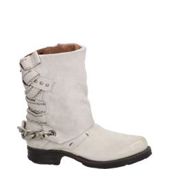 BEŻOWE BOTKI A50202 ICE. Brązowe botki Venezia, bez wzorów, z nubiku, bez obcasa, bez zapięcia. Za 599.00 zł.