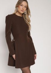 Brązowa Rozkloszowana Sukienka Ozdobiona Metaliczną Aplikacją Eleslie. Brązowe sukienki Born2be, na co dzień, m, z aplikacjami, eleganckie, bez kołnierzyka, bez ramiączek, mini, rozkloszowane. Za 139.99 zł.