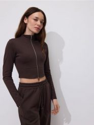 Bluza z wysoką stójką - ciemnobrązowy. Brązowe bluzy Reserved, l, bez wzorów, z bawełny, bez ramiączek, bez kaptura. Za 89.99 zł.