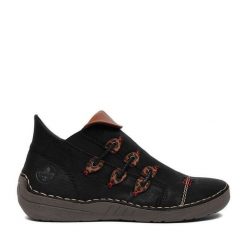 Botki Rieker. Czarne botki Rieker, bez wzorów, bez obcasa, na płaskiej podeszwie, bez zapięcia. Za 349.99 zł.