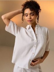 Wiskozowa koszula z krótkim rękawem z domieszką lnu - biały. Białe koszule Sinsay, l, bez wzorów, z wiskozy, bez kołnierzyka, bez ramiączek. Za 39.99 zł.