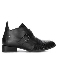 Botki Maciejka. Czarne botki Maciejka, bez wzorów, bez obcasa, na płaskiej podeszwie, bez zapięcia. Za 279.99 zł.