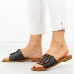 Czarne skórzane klapki damskie T.Sokolski 772. Czarne klapki Sokolski, z aplikacjami, ze skóry, eleganckie, bez obcasa, na płaskiej podeszwie, bez zapięcia. Za 259.00 zł.