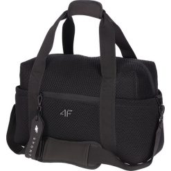 Torba sportowa TPU105 - głęboka czerń. Torby sportowe 4f, bez wzorów, na ramię. W wyprzedaży za 79.99 zł.