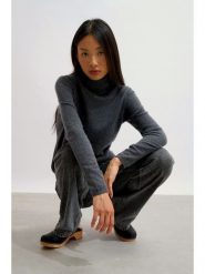 AUTHENTIC CASHMERE Kaszmirowy golf "Bise" w kolorze antracytowym rozmiar: M. Czarne swetry AUTHENTIC CASHMERE, m, bez wzorów, z kaszmiru, bez ramiączek. Za 347.99 zł.