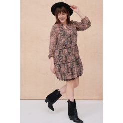 Sukienka Pestonia Plus Size Persley Róż. Czerwone sukienki blue shadow, na co dzień, plus size, bez wzorów, z bawełny, bez kołnierzyka, plus size, bez ramiączek, mini, proste. W wyprzedaży za 199.95 zł.