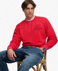 Superdry Bluza Block Text z okrągłym dekoltem – Krój loose. Czerwone bluzy Superdry, l, bez wzorów, z bawełny, retro, bez ramiączek, bez kaptura. Za 381.15 zł.