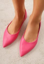 Fuksjowe Balerinki ze Szpiczastymi Noskami w Eleganckim Stylu Lagenaria. Czerwone baleriny Renee, bez wzorów, z jeansu, eleganckie, ze szpiczastym noskiem, bez obcasa, bez zapięcia. Za 59.99 zł.