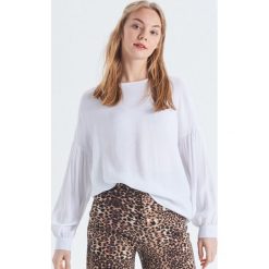 Gładka bluzka z wiskozy - Biały. Bluzki Cropp. W wyprzedaży za 19.99 zł.