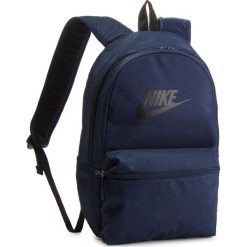 Plecak NIKE - BA5749 451. Niebieskie plecaki Nike, bez wzorów, z materiału, bez dodatków. Za 119.00 zł.