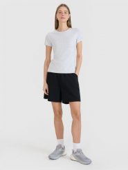 4F Spodenki dresowe damskie - czarne L. Czarne szorty 4f, bez wzorów, z bawełny, sportowe. Za 79.99 zł.